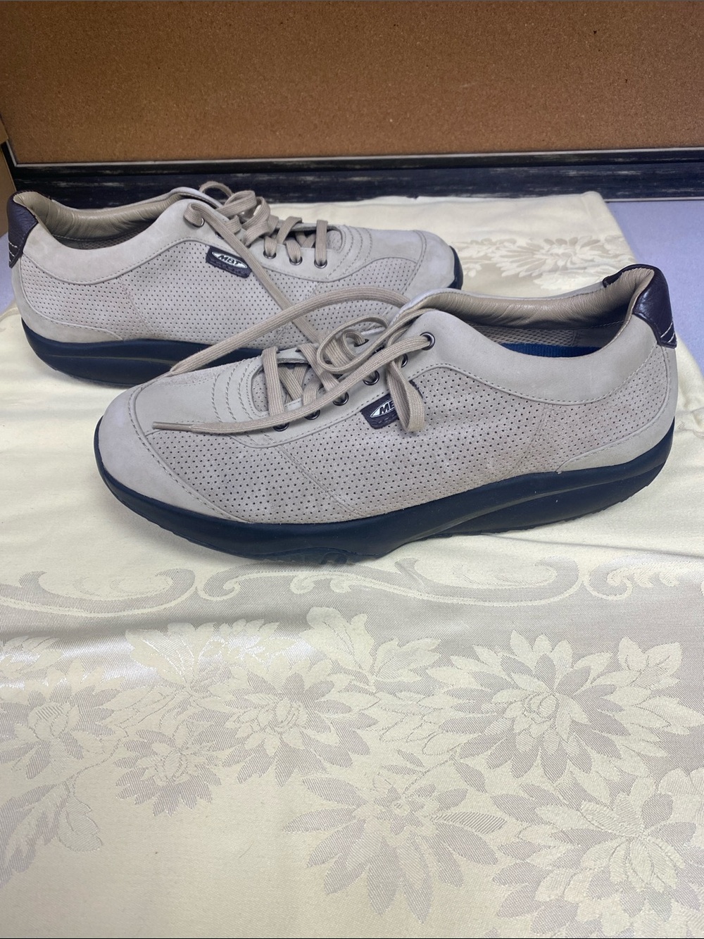 MBT men’s Tembea walking shoe , Beige Leather toning mesh lase up.
